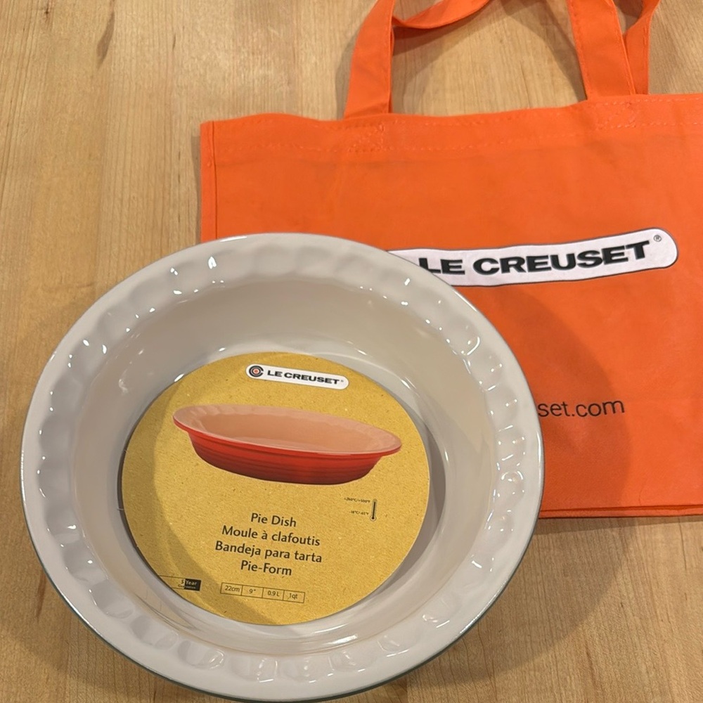 NWT Le Creuset Artichoke 9” Stoneware Dimpled Pie Plate, Versatile!